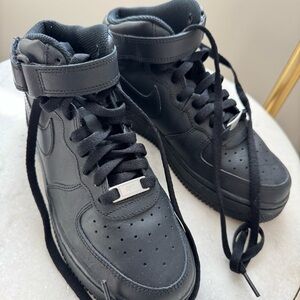 Nike Air Force 1 Mid Le